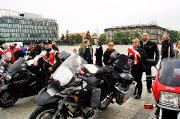 59340011 28.08.2004 r. - Warszawa - bez zatrzymywania się na czerwonych światłach szybko docieramy na plac Piłsudskiego i uczestniczymy w oficjalnym uroczystym rozpoczęciu. Tu spotykamy wielu znajomych.